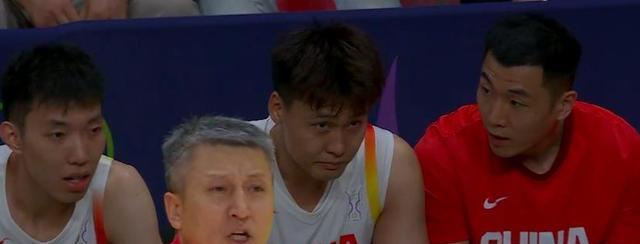 中国男篮险, 连续犯错, 人表现糟糕