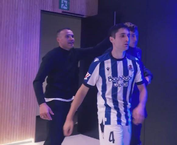 衣室的球员, 助教里瓦斯